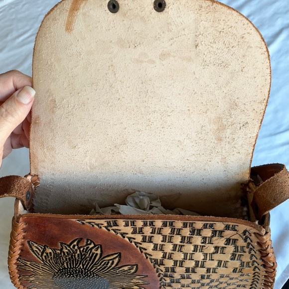 Hand tooled leather purse from Cozumel. - Picture 6 of 6
